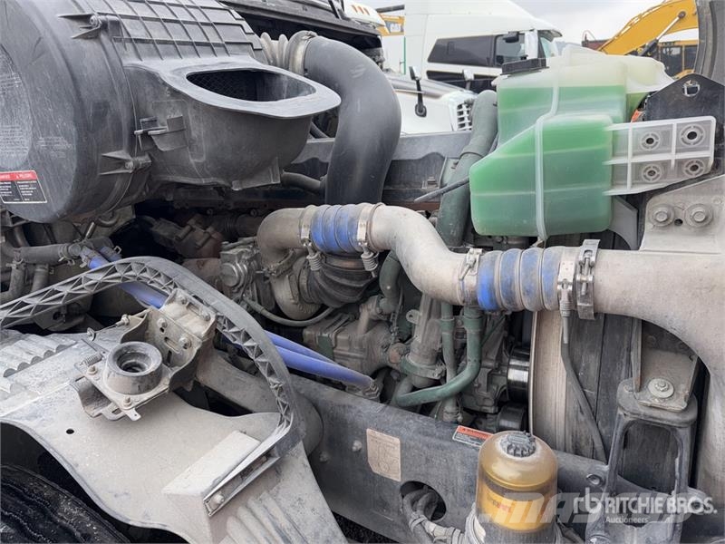 Volvo VNL 64T 630 6x4 Tractocamion con Dormitorio / T/A Tegljači
