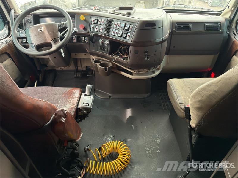 Volvo VNL 64T 630 6x4 Tractocamion con Dormitorio / T/A Tegljači