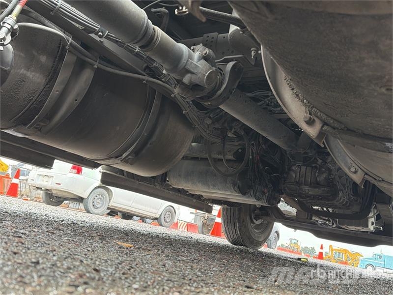 Volvo VNL 64T 630 6x4 Tractocamion con Dormitorio / T/A Tegljači