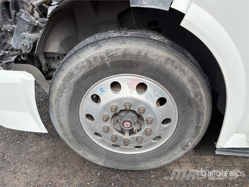 Volvo VNL 64T 630 6x4 Tractocamion con Dormitorio / T/A Tegljači