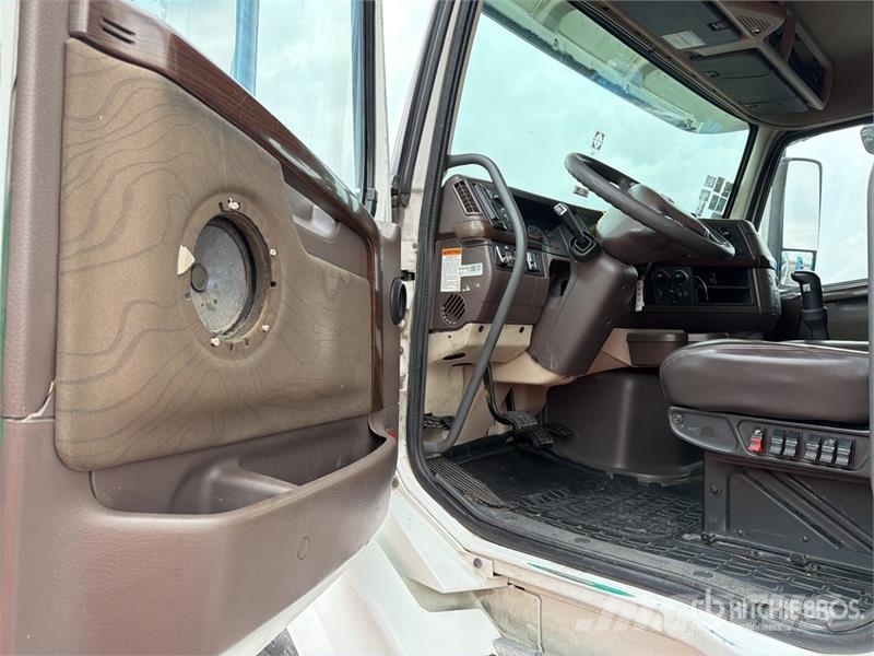 Volvo VNL 64T 630 6x4 Tractocamion con Dormitorio / T/A Ťahače