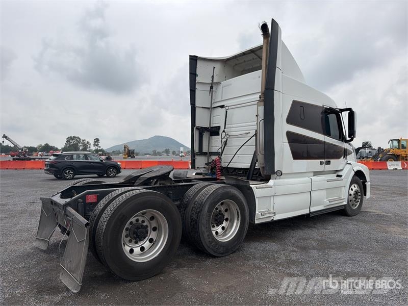 Volvo VNL 64T 630 6x4 Tractocamion con Dormitorio / T/A Tegljači