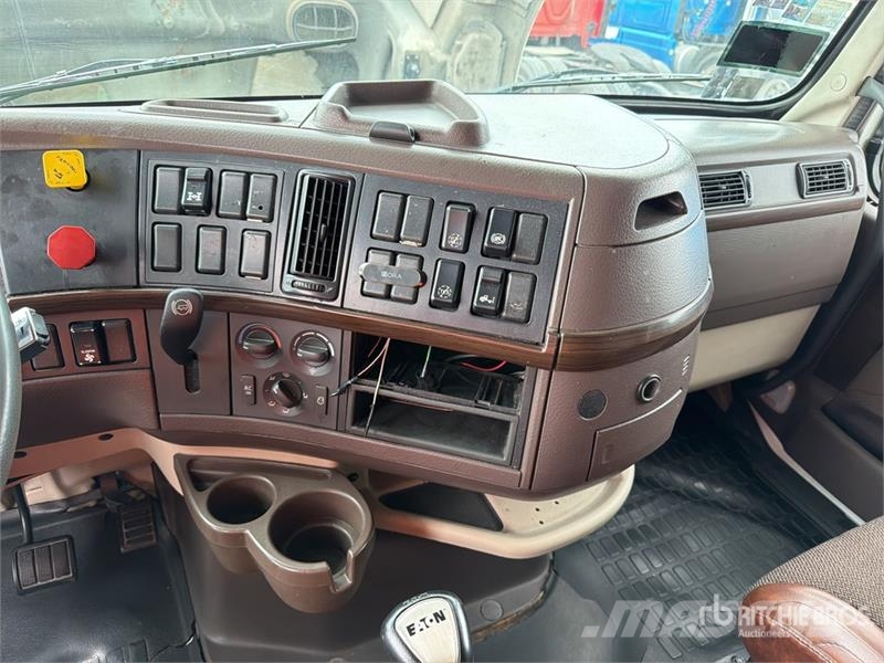 Volvo VNL 64T 630 6x4 Tractocamion con Dormitorio / T/A Ťahače