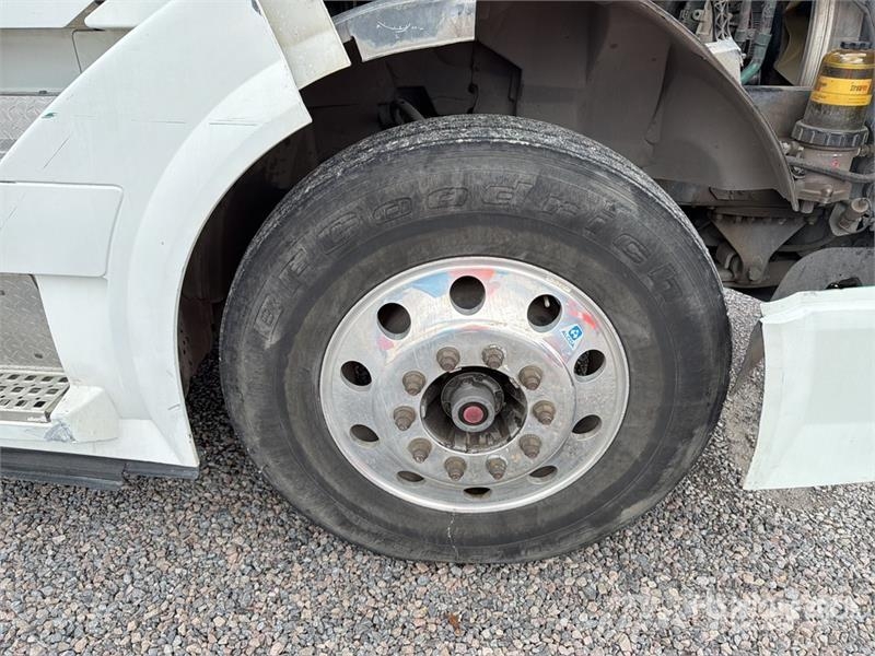 Volvo VNL 64T 630 6x4 Tractocamion con Dormitorio / T/A Ťahače