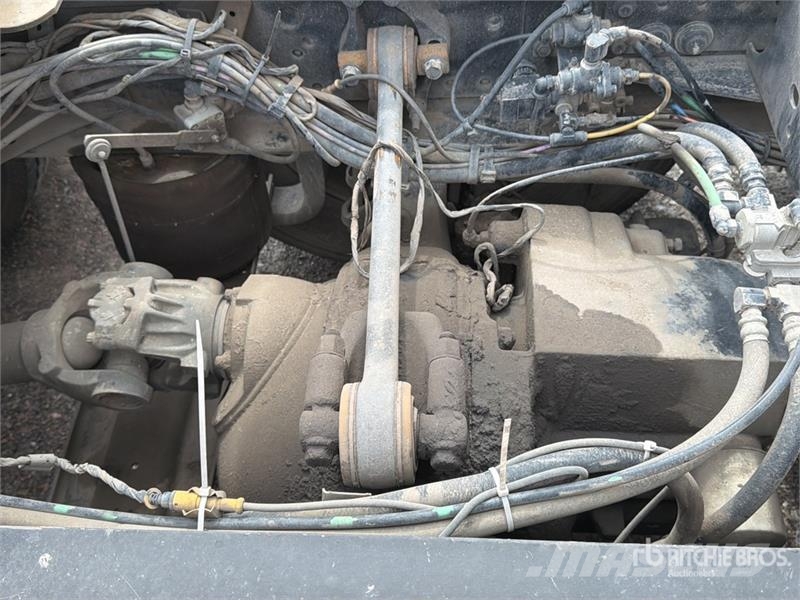 Volvo VNL 64T 630 6x4 Tractocamion con Dormitorio / T/A Tegljači