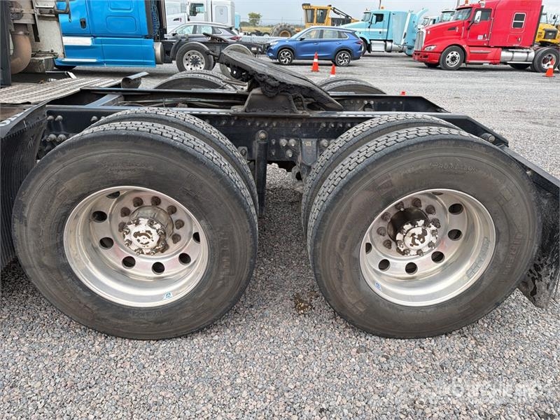 Volvo VNL 64T 630 6x4 Tractocamion con Dormitorio / T/A Ťahače