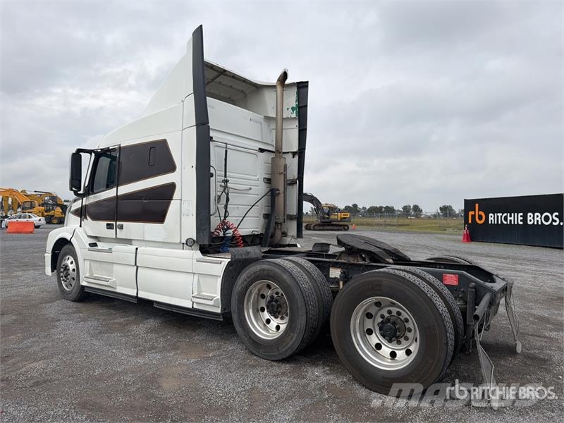 Volvo VNL 64T 630 6x4 Tractocamion con Dormitorio / T/A Tegljači