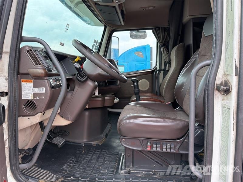 Volvo VNL 64T 630 6x4 Tractocamion con Dormitorio / T/A Ťahače
