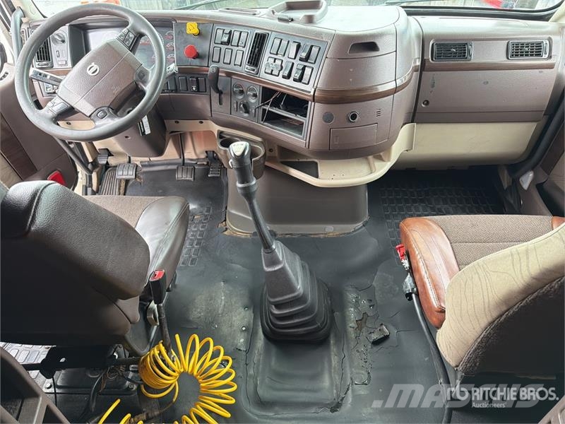 Volvo VNL 64T 630 6x4 Tractocamion con Dormitorio / T/A Ťahače