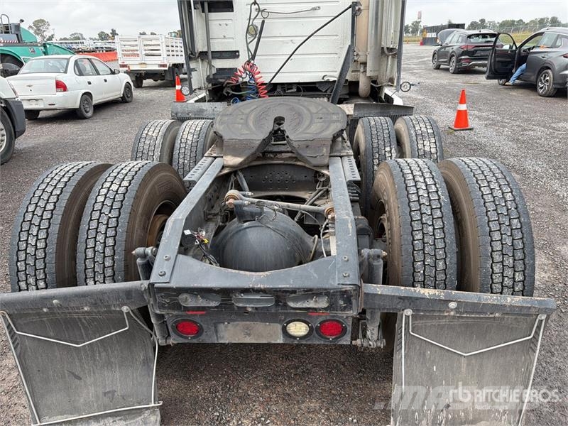 Volvo VNL 64T 630 6x4 Tractocamion con Dormitorio / T/A Tegljači