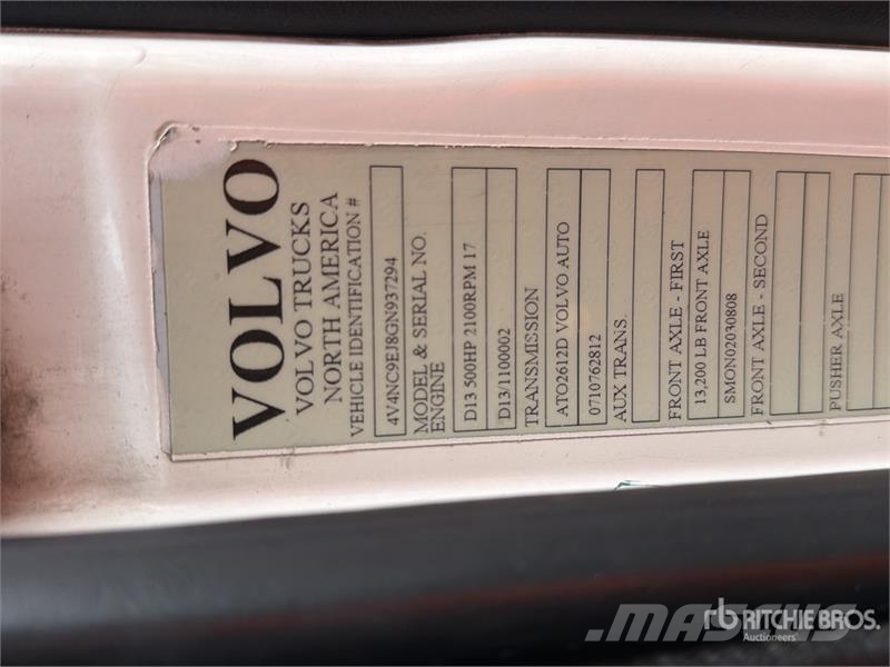 Volvo VNL 64T 630 6x4 Tractocamion con Dormitorio / T/A Tegljači