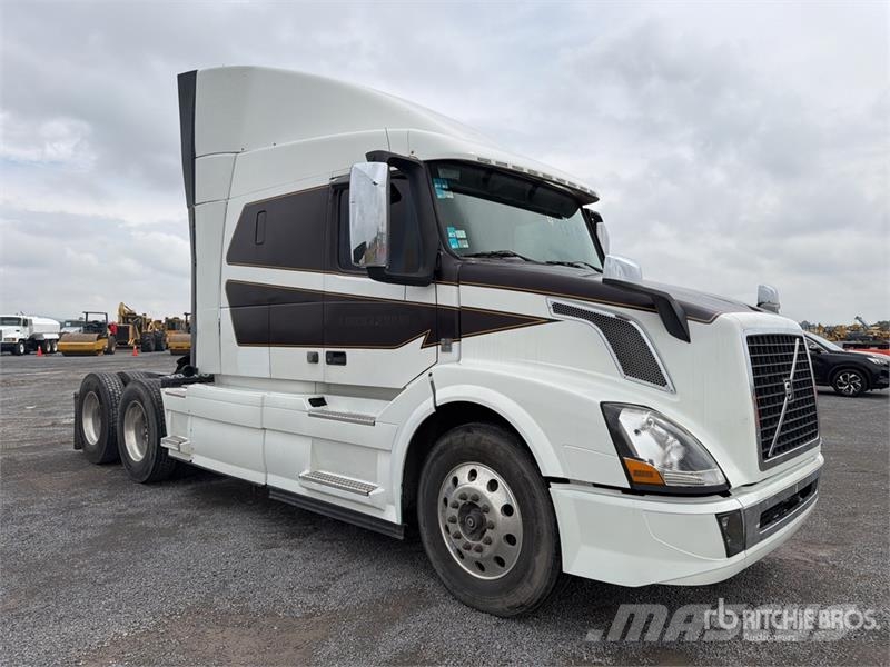Volvo VNL 64T 630 6x4 Tractocamion con Dormitorio / T/A Tegljači