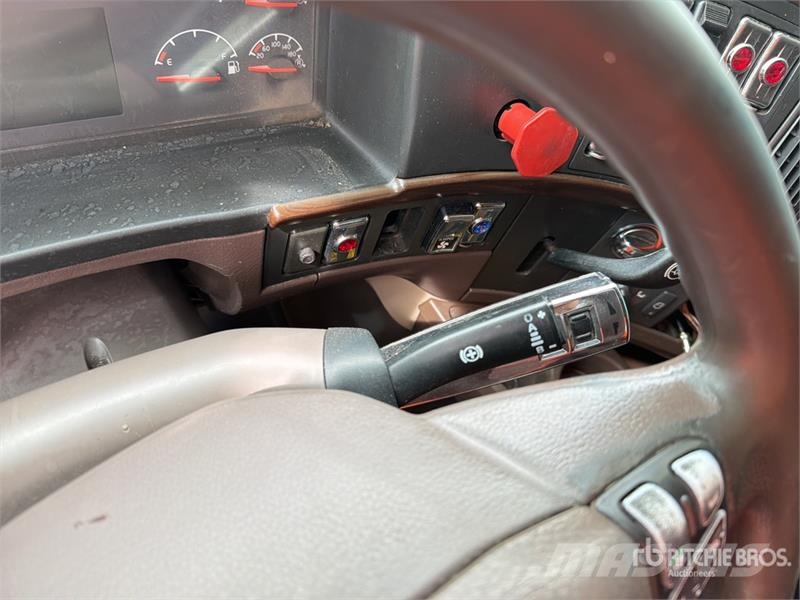 Volvo VNL 64T 630 6x4 Tractocamion con Dormitorio / T/A Tegljači