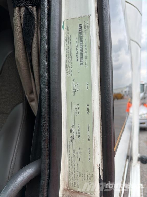 Volvo VNL 64T 630 6x4 Tractocamion con Dormitorio / T/A Ťahače