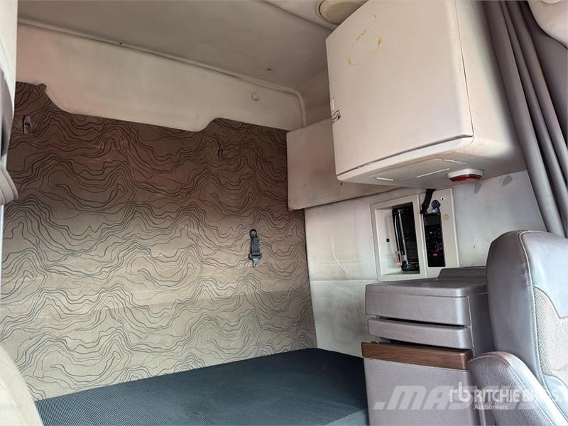 Volvo VNL 64T 630 6x4 Tractocamion con Dormitorio / T/A Ťahače
