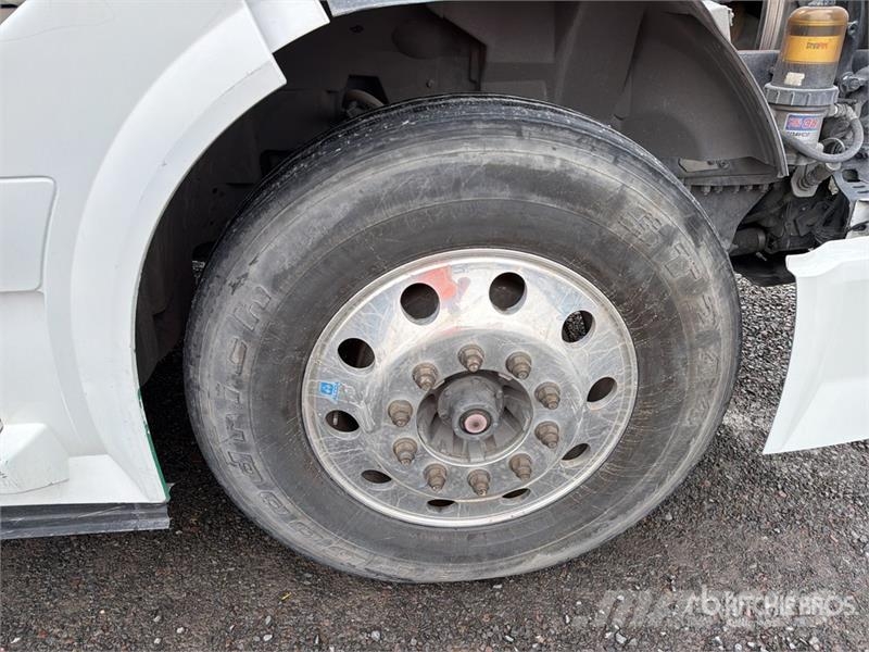 Volvo VNL 64T 630 6x4 Tractocamion con Dormitorio / T/A Tegljači