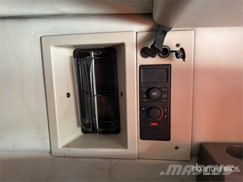 Volvo VNL 64T 630 6x4 Tractocamion con Dormitorio / T/A Truck Tractor Units