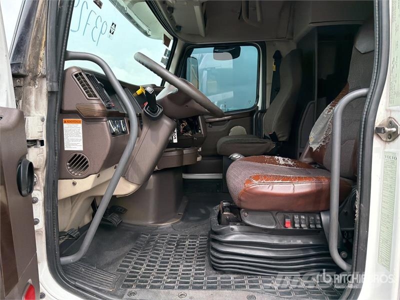 Volvo VNL 64T 630 6x4 Tractocamion con Dormitorio / T/A Tegljači