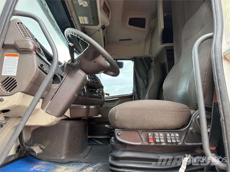 Volvo VNL64T-630 6x4 Tractocamion con Dormitorio / T/A S Tegljači