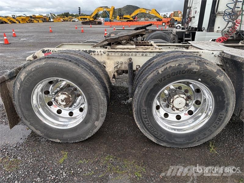 Volvo VNL64T-630 6x4 Tractocamion con Dormitorio / T/A S Tegljači