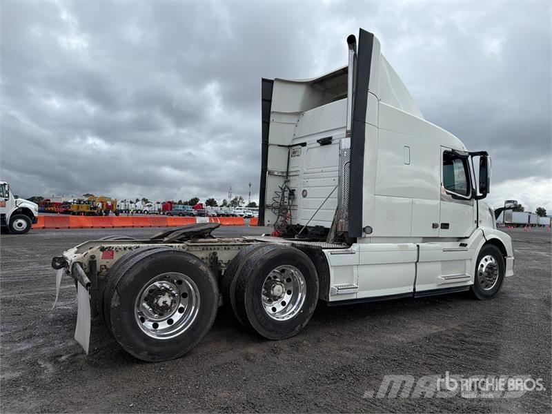 Volvo VNL64T-630 6x4 Tractocamion con Dormitorio / T/A S Tegljači