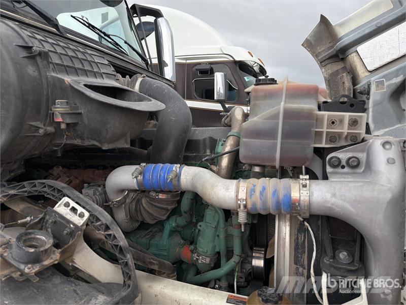 Volvo VNL64T-630 6x4 Tractocamion con Dormitorio / T/A S Tegljači