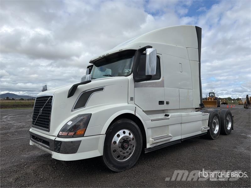 Volvo VNL64T-630 6x4 Tractocamion con Dormitorio / T/A S Tegljači