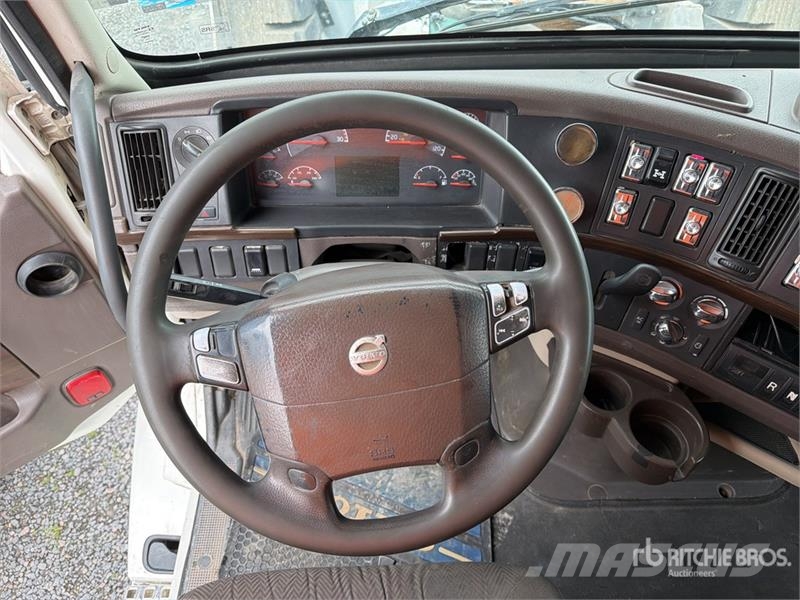 Volvo VNL64T-630 6x4 Tractocamion con Dormitorio / T/A S Tegljači