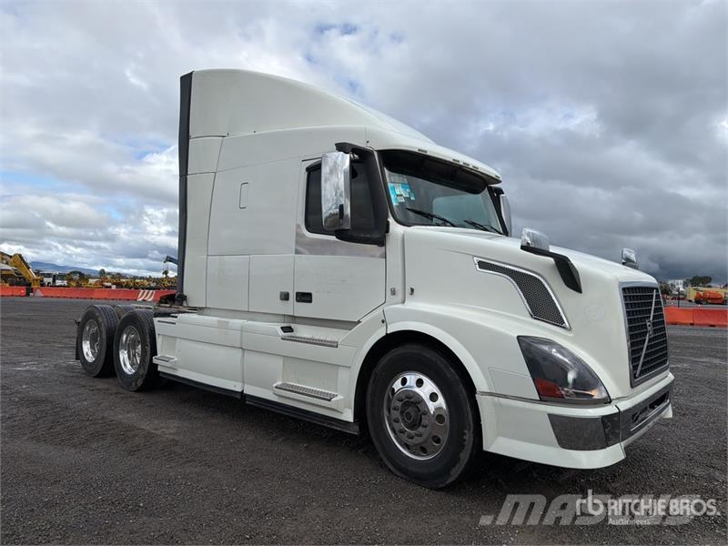 Volvo VNL64T-630 6x4 Tractocamion con Dormitorio / T/A S Tegljači