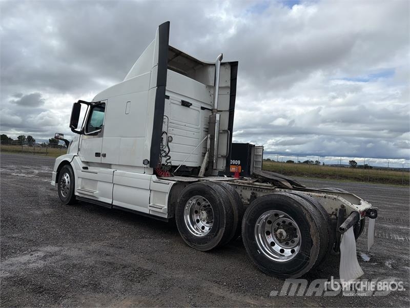 Volvo VNL64T-630 6x4 Tractocamion con Dormitorio / T/A S Tegljači