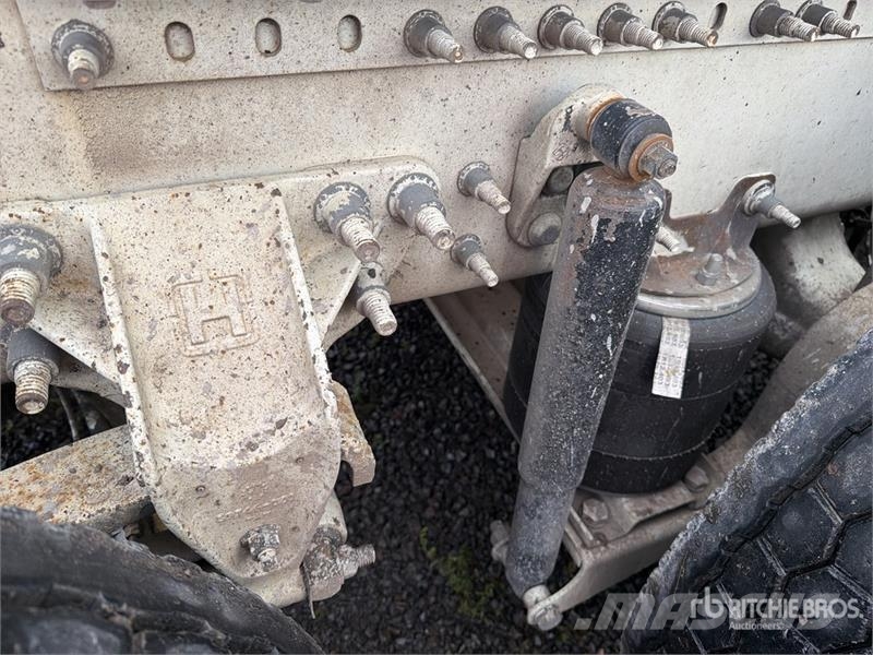Volvo VNL64T-630 6x4 Tractocamion con Dormitorio / T/A S Tegljači