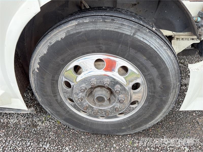 Volvo VNL64T-630 6x4 Tractocamion con Dormitorio / T/A S Tegljači