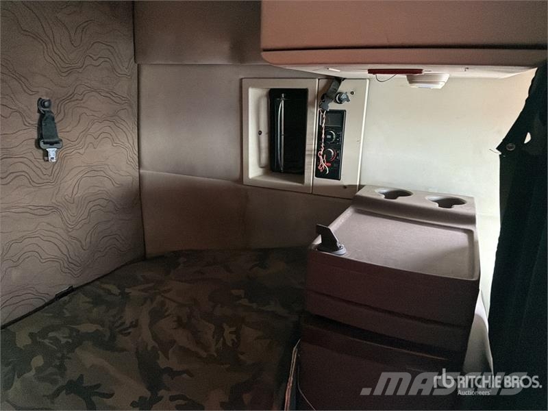 Volvo VNL64T-630 6x4 Tractocamion con Dormitorio / T/A S Tegljači