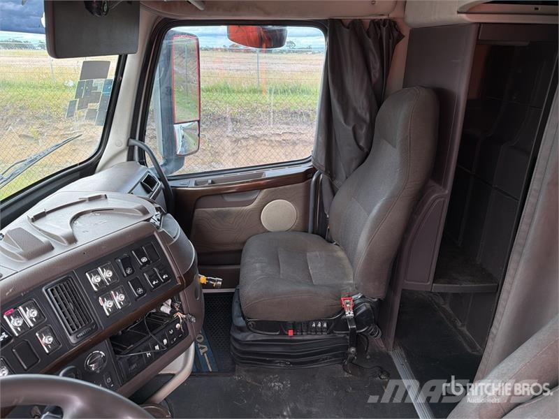 Volvo VNL64T-630 6x4 Tractocamion con Dormitorio / T/A S Tegljači