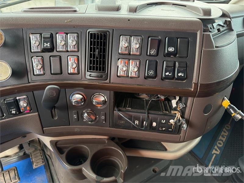 Volvo VNL64T-630 6x4 Tractocamion con Dormitorio / T/A S Tegljači