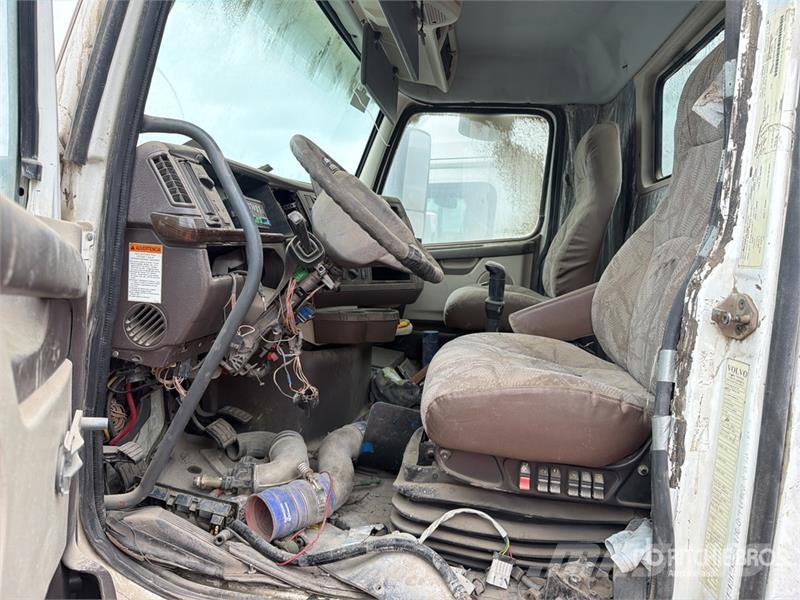 Volvo VNL64T300 Camiones tractor