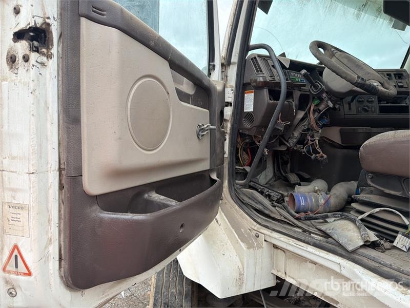 Volvo VNL64T300 Camiones tractor