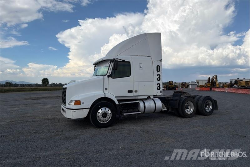 Volvo VNL64T430 6x4 Tractocamion / T/A Sleeper Truck Tra Tegljači