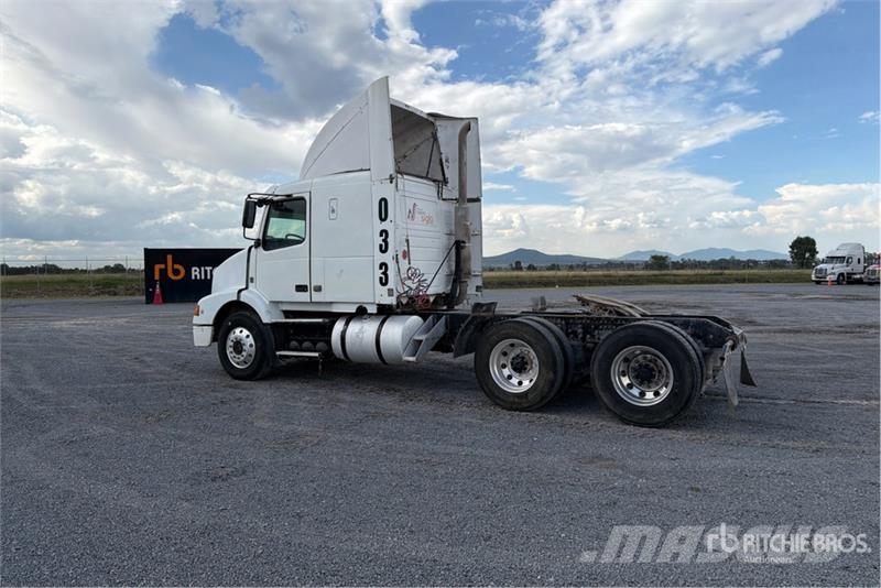 Volvo VNL64T430 6x4 Tractocamion / T/A Sleeper Truck Tra Tegljači