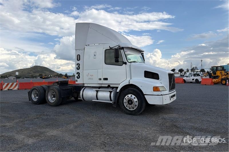 Volvo VNL64T430 6x4 Tractocamion / T/A Sleeper Truck Tra Tegljači