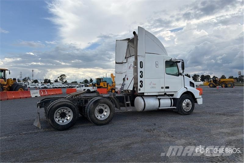 Volvo VNL64T430 6x4 Tractocamion / T/A Sleeper Truck Tra Tegljači