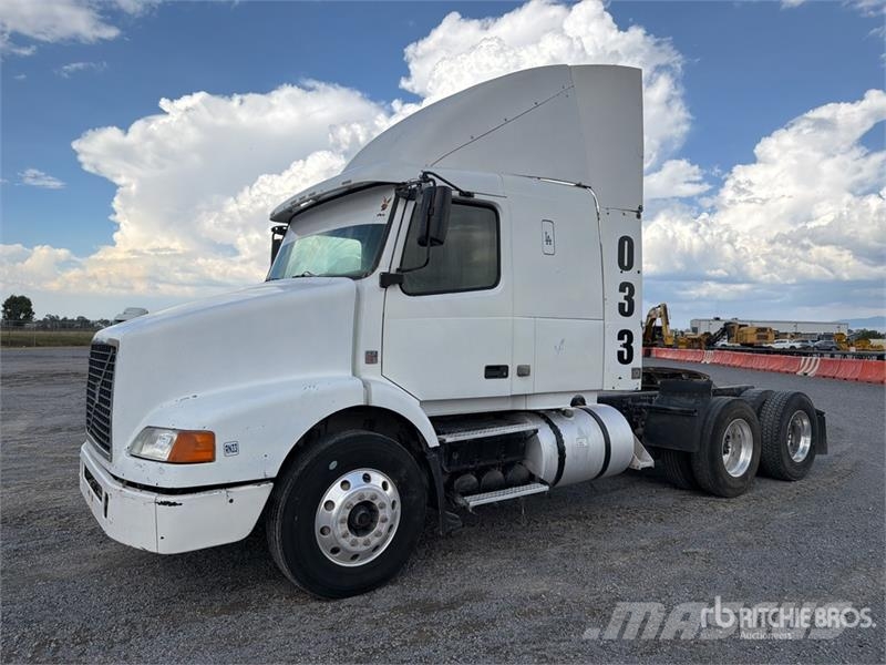 Volvo VNL64T430 6x4 Tractocamion / T/A Sleeper Truck Tra Tegljači
