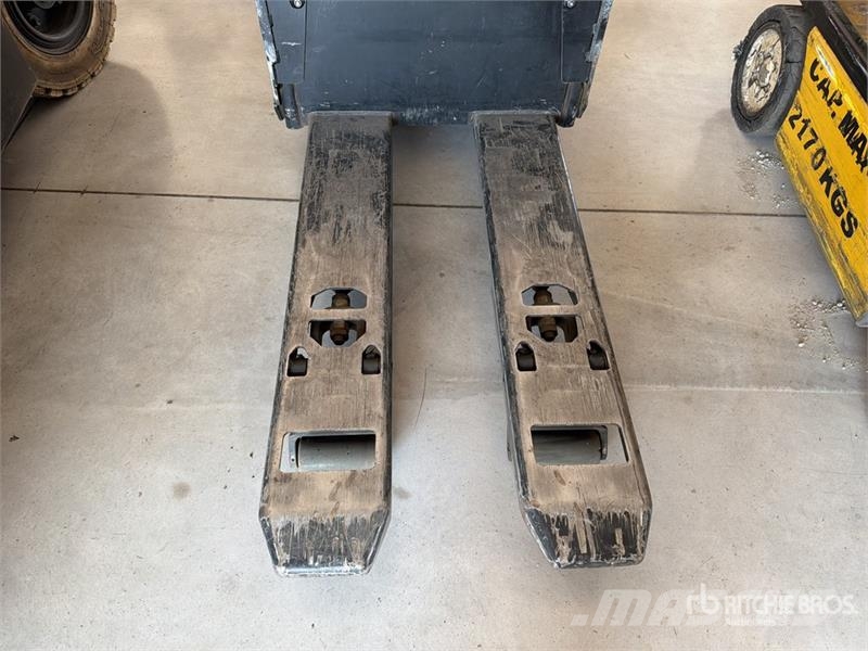 Yale MPE060LF 6000 lb Montacargas / Pallet Jack Handhubwagen