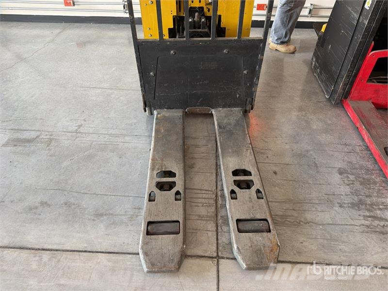 Yale MPE060LVGN24T2748 Handhubwagen
