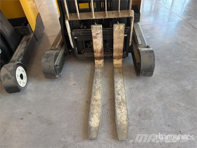Yale MR16 3500 lb Montacargas Electrico / Reach Truck شاحنة مناولة