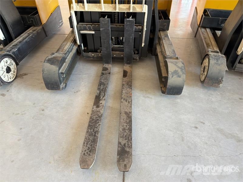 Yale MR16 3500 lb Montacargas Electrico / Reach Truck شاحنة مناولة