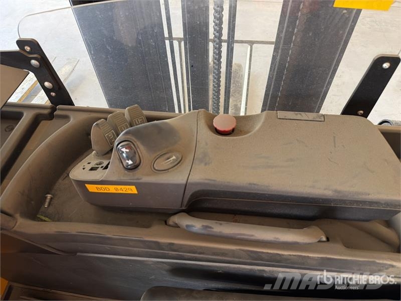 Yale MR16 3500 lb Montacargas Electrico / Reach Truck شاحنة مناولة