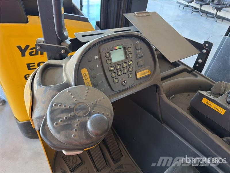 Yale MR16 3500 lb Montacargas Electrico / Reach Truck شاحنة مناولة