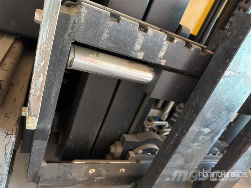 Yale MR16 3500 lb Montacargas Electrico / Reach Truck شاحنة مناولة