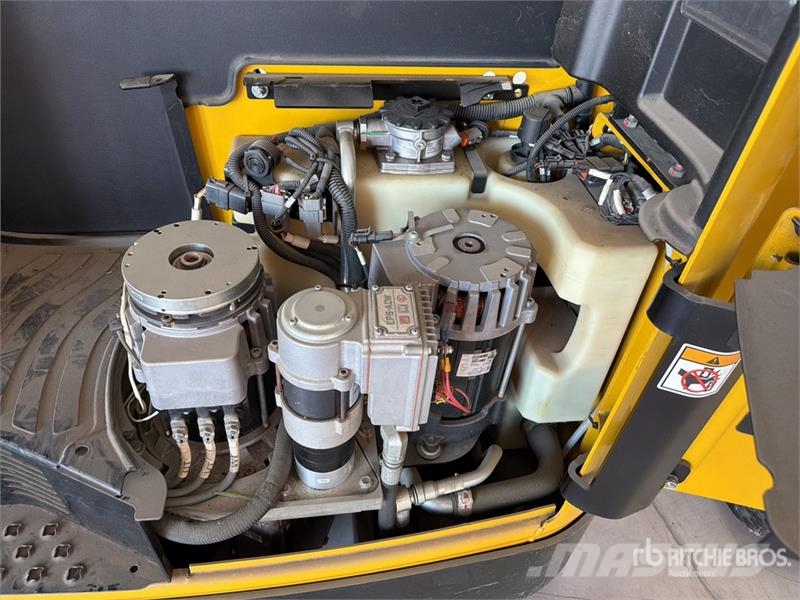 Yale MR16 3500 lb Montacargas Electrico / Reach Truck شاحنة مناولة